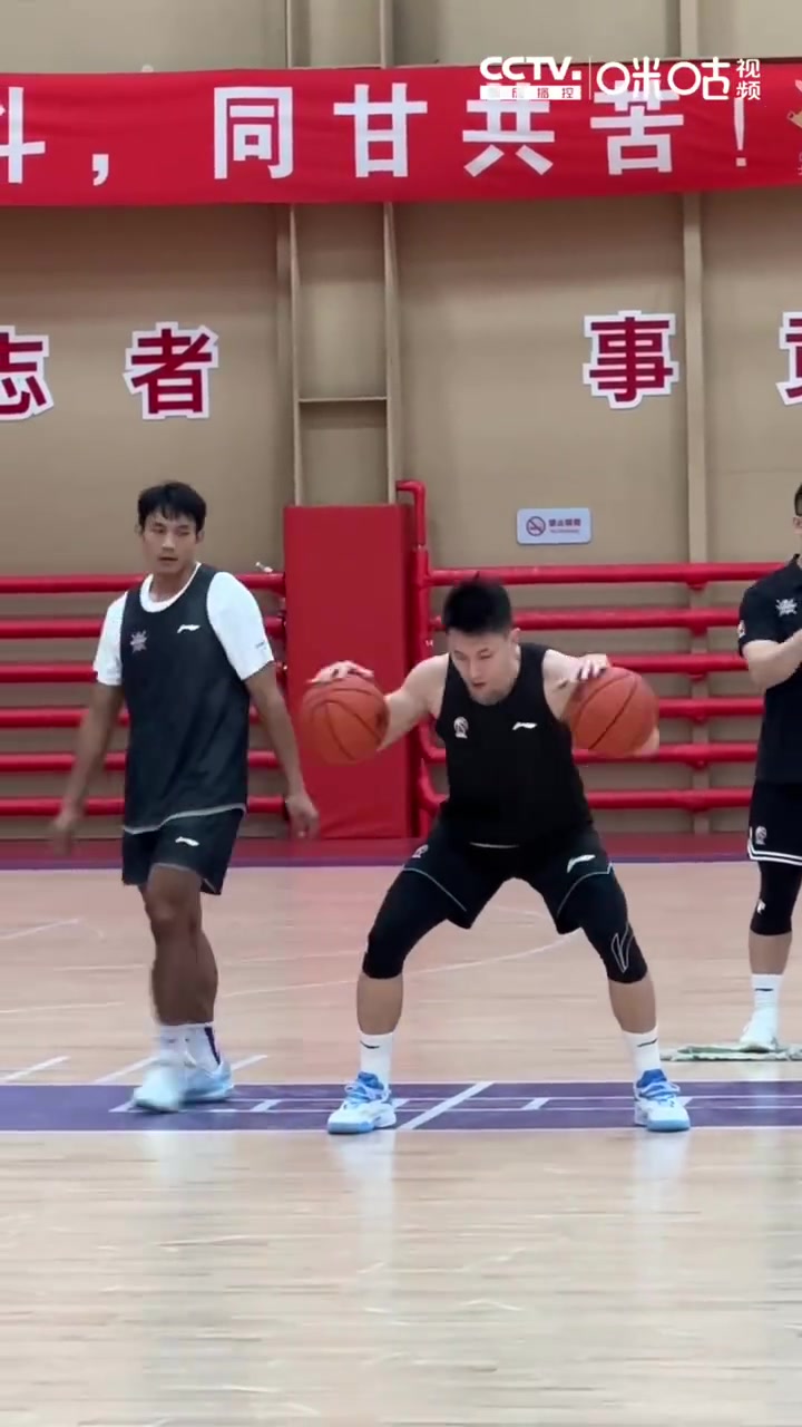 宝刀未老！刘晓宇在训练中双手运球动作娴熟 展现不俗球感