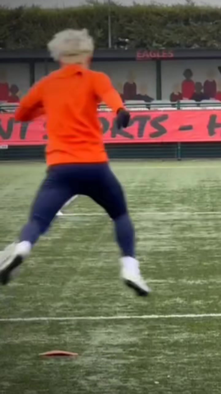  谢文能社媒晒海外练习视频：Go on⚽️