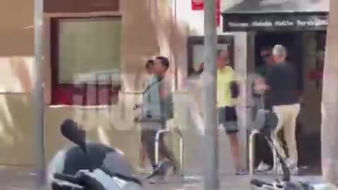  记者：德科与瓦雷拉经纪人进行谈判，讨论球员加盟巴萨B队事宜