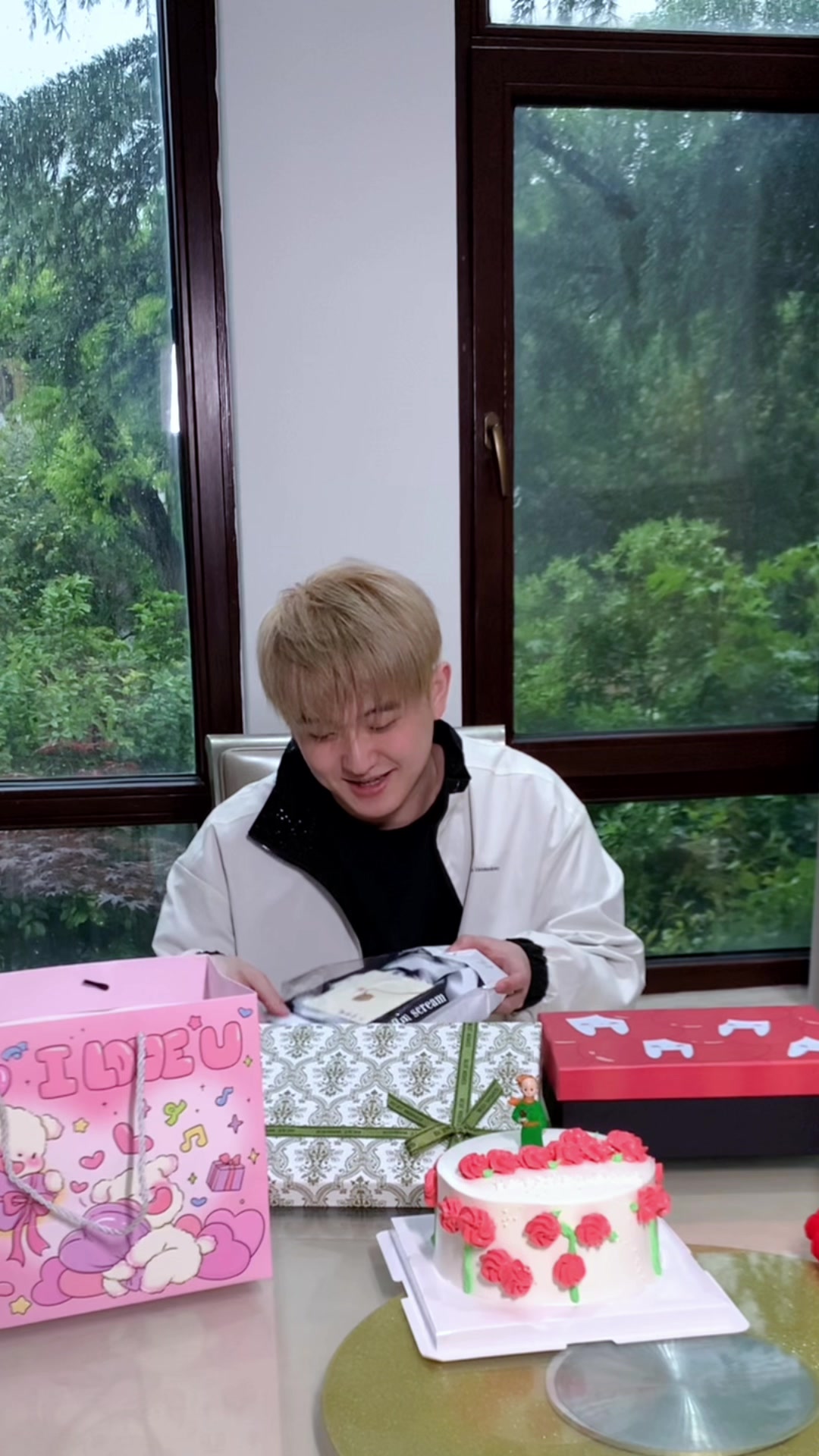 TT发布1xn生日开箱视频：看着粉丝的手写信开心地笑了起来的羞男