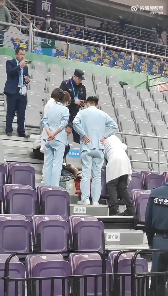 辽宁击败山西！ 一位现场女球迷在加时赛中晕倒接受急救