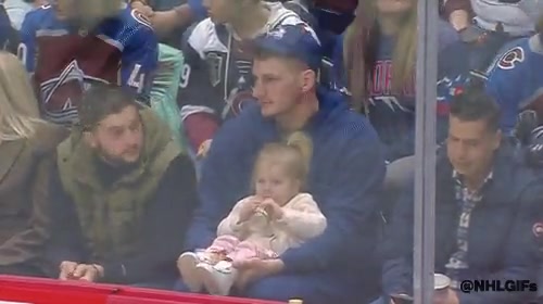 享受假期！掘金球星约基奇抱着女儿现身NHL比赛现场