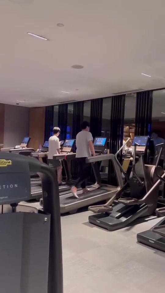 牛👍BLG分享视频：接近凌晨4点，Bin和ELK在酒店跑步机上健身